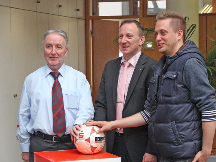 Falk Conradi (Lehrausschuss des NFV Kreises Nordharz), Michael Tilch (Mitarbeiter der Sparkasse) und Adrian Borgs (Jugendleiter des SCU Salzgitter). Foto: Günter Schacht