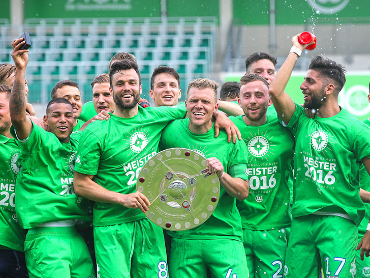 Verdienter Lohn nach 34 Spieltagen: Die Meisterschale der Regionalliga Nord. Foto: Agentur Hübner