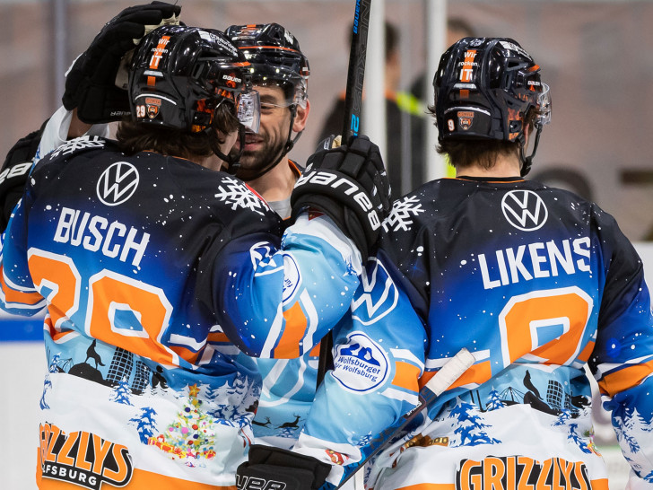 Torschütze Valentin Busch, Christoph Höhenleitner und Jeffrey Likens feiern den ersten DEL-Treffer des 21-Jährigen. Foto: Moritz Eden/Citi-Press GmbH