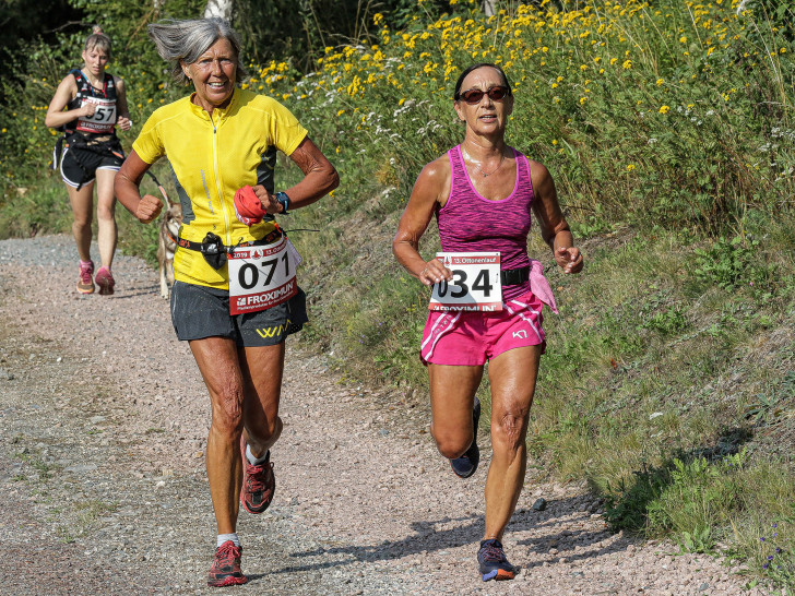 Anke Meinberg (re.) läuft auf dem letzten Kilometer durch sonnenverbrannte Wiesen. Foto: Friedrich-Wilhelm Schneider