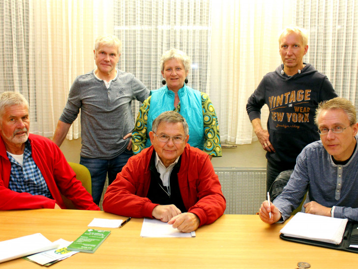 Uwe Kuhlmann, Carmen Michalik, Stefan Michalik. Sitzend von links: Manfred Ciomek, Horst Neumann, Werner Bothe (v.l.n.r.).
Foto: Bernd-Uwe Meyer