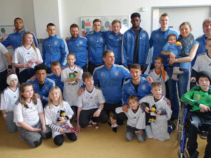 Brachten kranken Kindern viel Freude: Spieler und Betreuer der U21-Nationalmannschaft. Foto: Klinikum Braunschweig