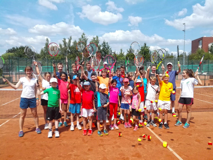 Die Teilnehmer des diesjährigen HTC Tennis-Ferien-Camps. Foto: Heidberger Tennis Club/Biernoth