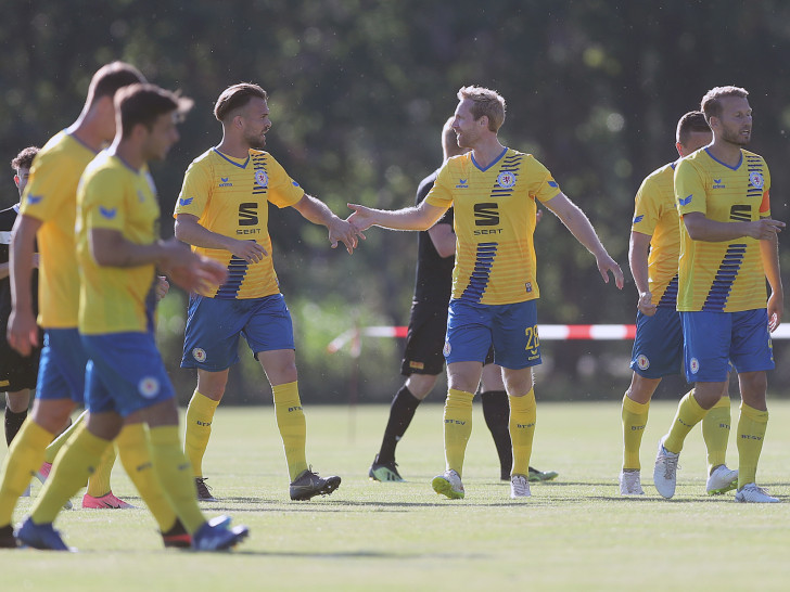 Jonas Thorsen (3.v.r.) traf erneut - diesmal zum 1:0. Fotos: Agentur Hübner