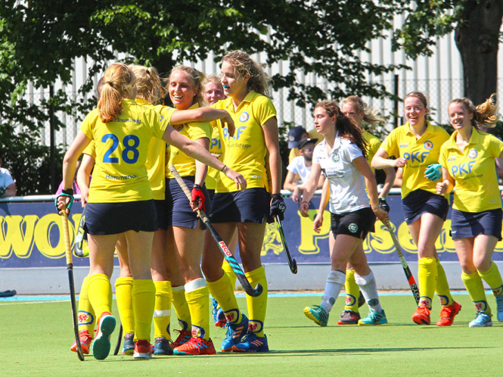 Große Erleichterung nach dem gesicherten Klassenverbleib bei den Hockeydamen von Eintracht Braunschweig.  Fotos: Frank Vollmer