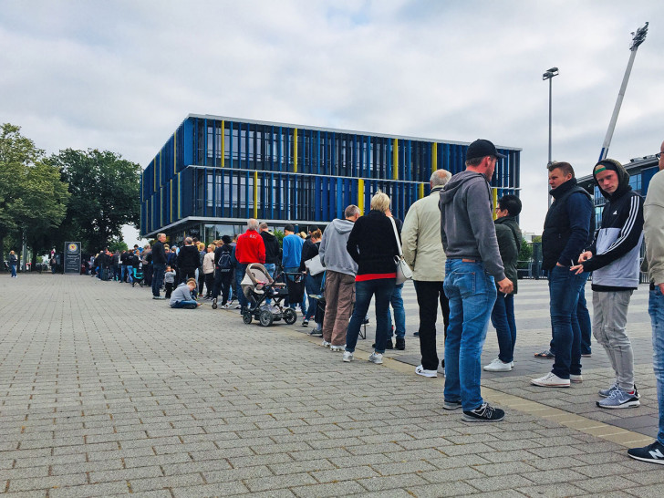 Die Schlange um kurz vor 9.00 Uhr. Foto: Frank Vollmer