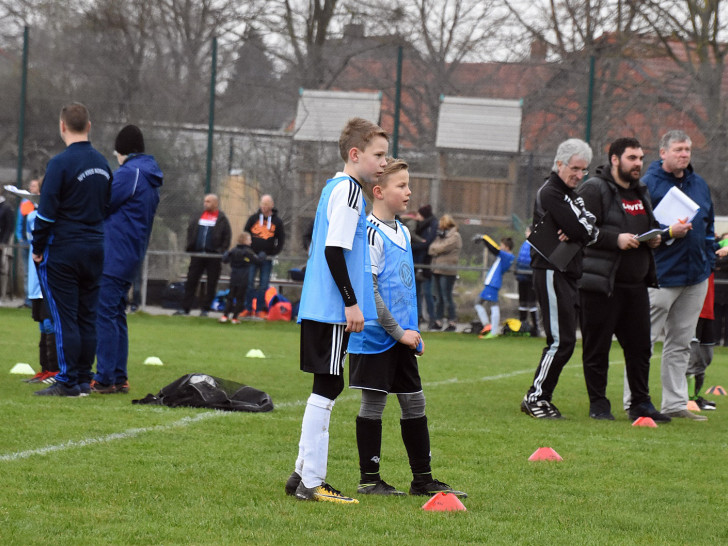 Während die Nachwuchsakteure auf ihren Einsatz warten, beobachten die Auswahltrainer am Spielfeldrand die Aktiven genau. Foto: Hans-Heinrich Brandes