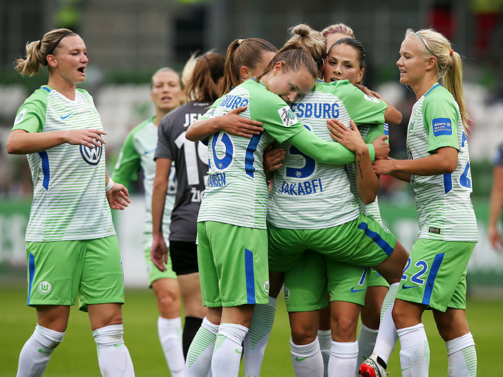 Mit einem Bein in Runde 2: Frauen des VfL Wolfsburg. Foto: Agentur Hübner/Archiv