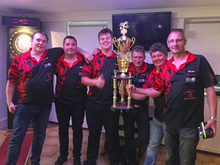 Mit nur einer Niederlage und einem Unentschieden wurden die E-Darter des DC Bull Eye Meister in der Bezirksoberliga. Foto: privat