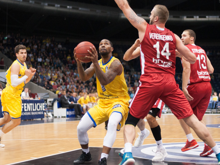 Die Basketball Löwen waren am Freitagabend chancenlos gegen den Meister aus Bamberg. Foto: Reinelt/PresseBlen.de