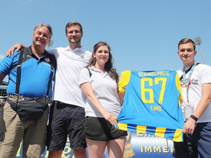 Auszeichnung für ehrenamtliches Engagement: Der Fanbauftragte Erik Lieberknecht (li.) überreichte das Trikot mit der Rückennummer 67 an Jendrik und Lisa Pufahl und Daniel Ring (v.l.n.r), allesamt Mitglieder des Vorstandes bei der Blau-Gelben Hilfe.  Foto: Agentur Hübner