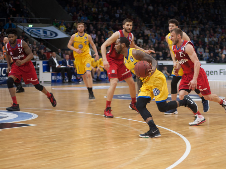 Carlos Medlock und die Basketball Löwen waren gegen den Tabellendritten aus München chancenlos. Foto: Lüddecke/PresseBlen.de