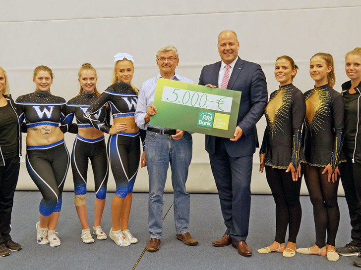 Vorstandssprecher Carsten Graf von PSD Bank Braunschweig eG besuchte den MTV Braunschweig für eine symbolische Scheckübergabe. Von links nach rechts: Nina Anastasova, Jenny Werner, Aileen Michalski, Luisa Bauch, Otto Schlieckmann, Carsten Graf, Thabea Berger, Malene Puscher, Nadine Altmann. Foto: PSD Bank Braunschweig