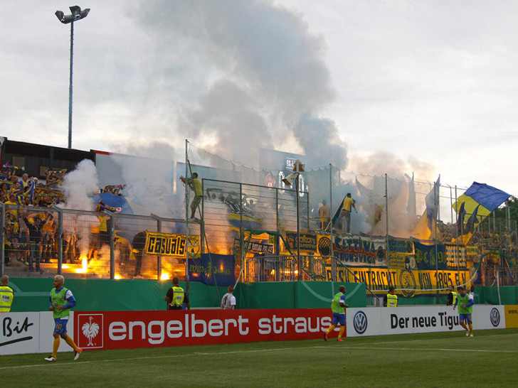 Diesmal brannten nur die Braunschweigfer Fans ein Feuerwerk ab. Foto: Grimm