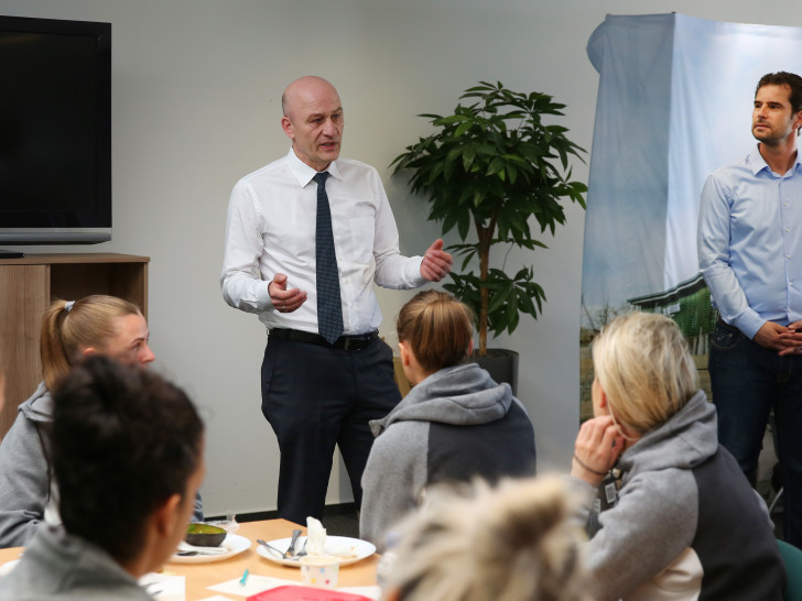 Wolfsburg, Deutschland 17.05.2018, FUßBALL - VfL Wolfsburg Geschäftsstelle am Elsterweg. Vorsitzender des Aufsichtsrats und Mitglied des Präsidiums Frank Witter (VfL Wolfsburg) trifft VfL Frauen Mannschaft, Sportdirektor Ralf Kellermann, 
Foto: regios24/Darius Simka