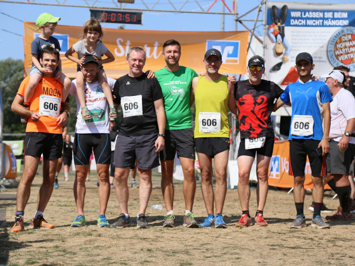 Auch der Nachwuchs freut sich mit den Siegern der Mannschaftswertung nach dem 24-Stunden-Rennen (von links): Bastian Dettmann, Mark Homann, Frank Flamm, Stephan Janecek, Dirk Piester, Jens Tiedeken und Ali Hussein (es fehlt: Daniel Vierheller). Foto: Katharina Homann