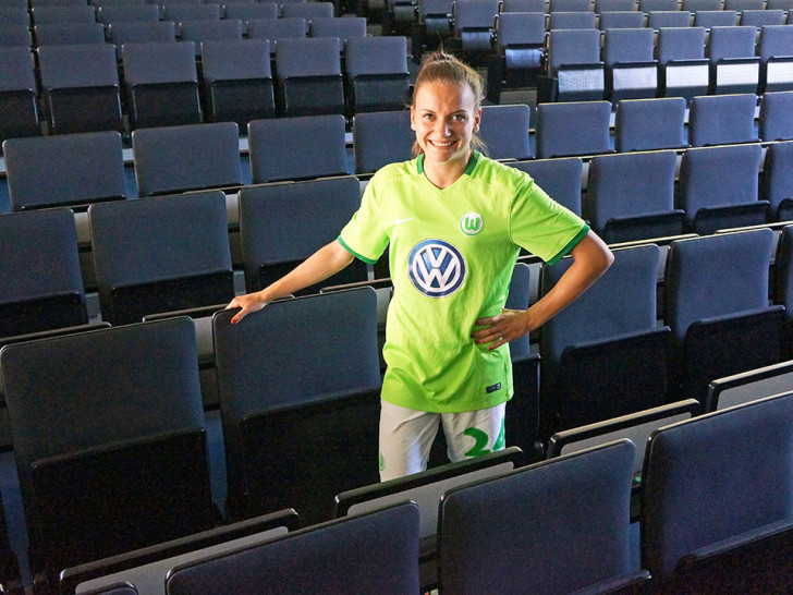 Noch drückt sie gleichzeitig die Schulbank und spielt beim VfL Wolfsburg: Joelle Wedemeyer. Foto: Caroline Haubold