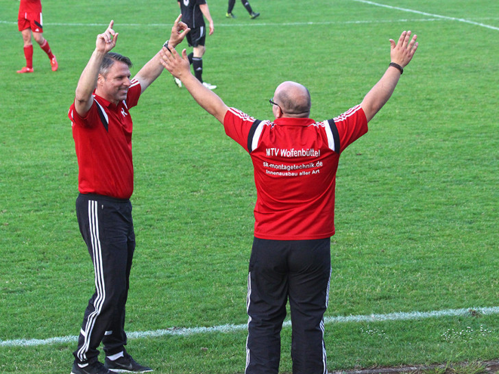 Trainer dürfen auch mal jubeln - so wie Michael Nietz (li.) vom MTV Wolfenbüttel. Foto: Vollmer