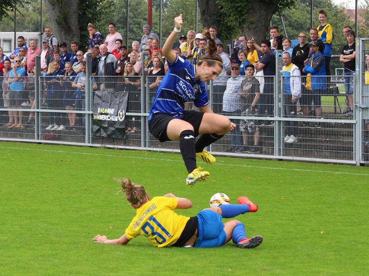 Enge Kiste: Juliane Höfler mit der super Grätsche. Fotos: Frank Vollmer
