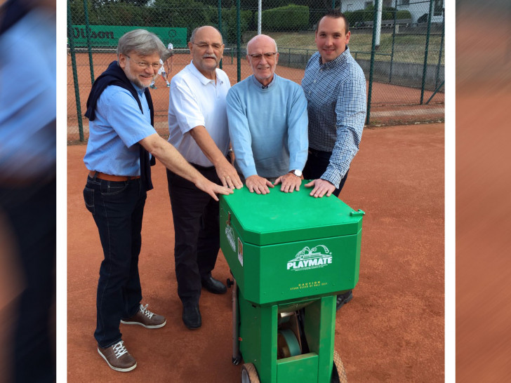 (v.l.n.r.) Dr. Przemyslaw Krempec, Dietmar Wendt, Wolfgang Stiller und Felix Nordheim (CDU) bei der Übergabe der Ballmaschine. Foto: Heidberger Tennis-Club
