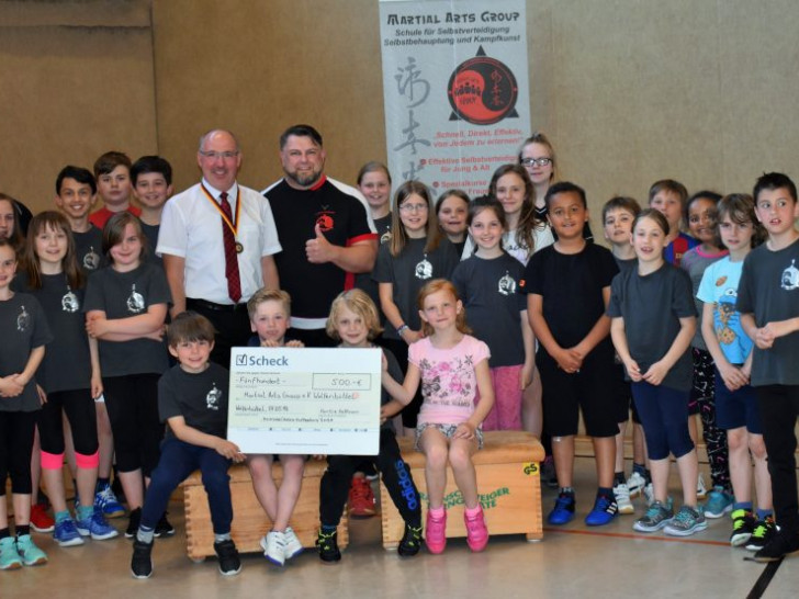 Die Freude über die Spende ist groß. Foto: Martial Arts Group e.V.