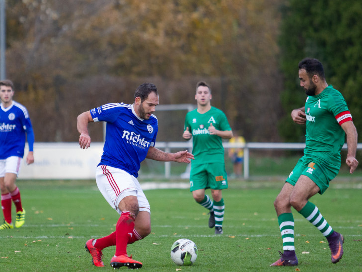 Garrit Golombek im Duell mit Hannovers Kapitän Mohamed Darwish. Foto: Reinelt/PresseBlen.de