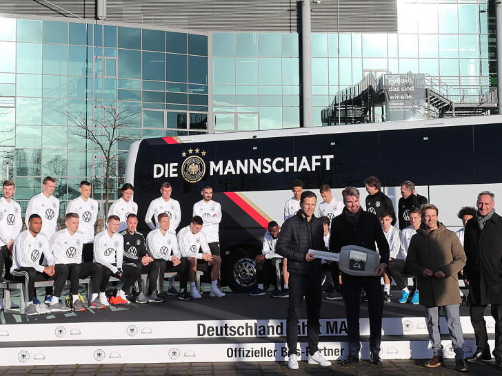 Joachim Drees, Vorsitzender des Vorstands der MAN Truck & Bus AG, übergab den symbolischen Schlüssel für den neuen Mannschaftsbus des DFB-Teams an Oliver Bierhoff, Direktor Nationalmannschaften und Akademie beim DFB. Foto: Agentur Hübner