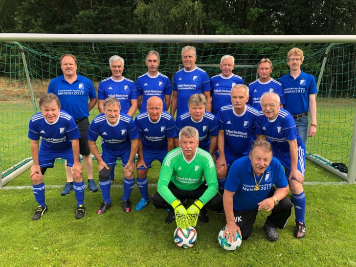 Hintere Reihe von links nach rechts: Uli Baars (Betreuer), Andreas Schuster, Henning Wrede, Jürgen Licht, Otto Reinecke, Roman König, Jens Lüdecke (Betreuer), mittlere Reihe: Wolfgang Nicks, Martin Rücker, Uwe Riedke, Günter Homann, Peter Placinta und Horst Fricke, davor die beiden Torhüter Rainer Wittneben und Wolfgang Knauft. Foto: Verein