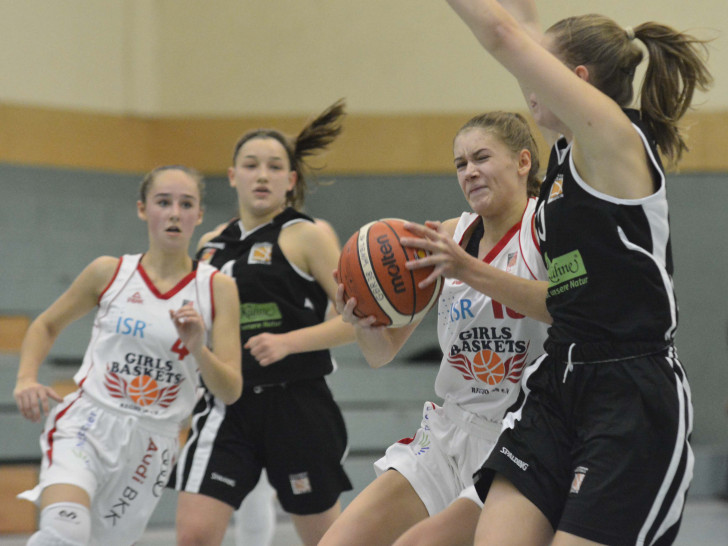 Die Girls Baskets um Lina Falk und Sina Geilhaar gegen TusLi. Foto: Thorsten Wildrich.