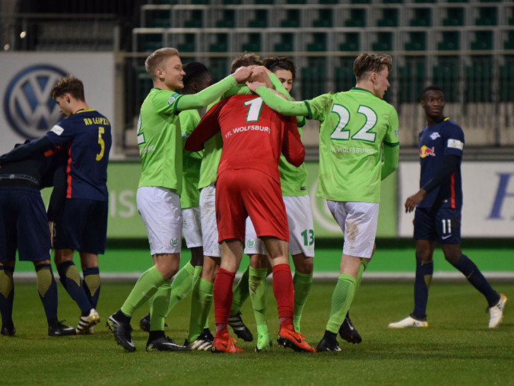Die U19 des VfL Wolfsburg jubelt spät dank zweier Treffer der Gastspieler. Symbolfoto: Agentur Hübner/Archiv