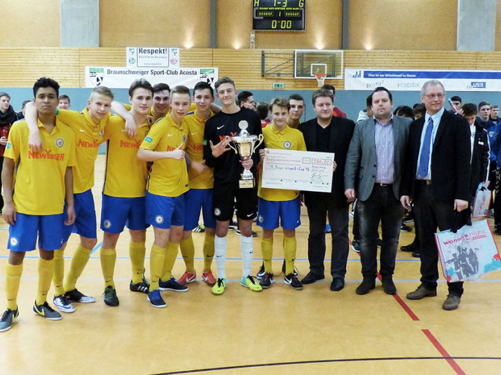 Holten sich den Pokal von Titelverteidiger Havelse: Eintracht Braunschweig U17. Fotos: Müller