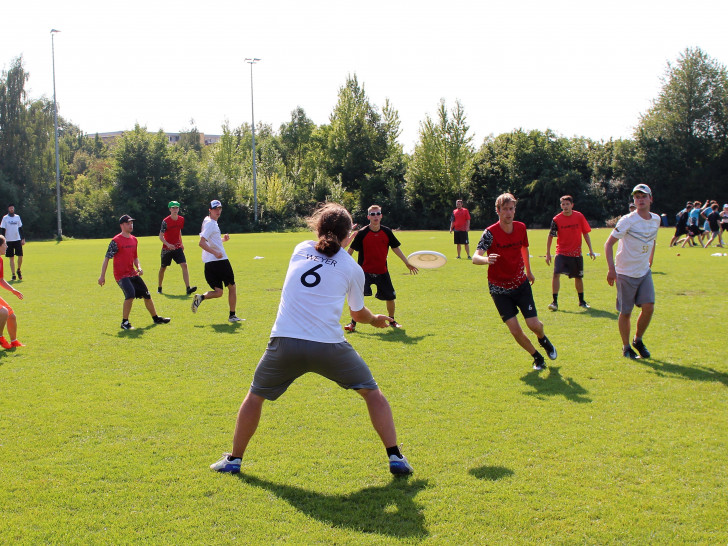Beim Ultimate Frisbee Turnier Fackel Up in Braunschweig nahmen 22 Mannschaften mit 305 Aktiven teil. Im Finale standen sich die Hannoveraner Funatics und die Münsteraner Washed with all Waters (weiße Trikots) gegenüber. Foto: MTV Braunschweig. 