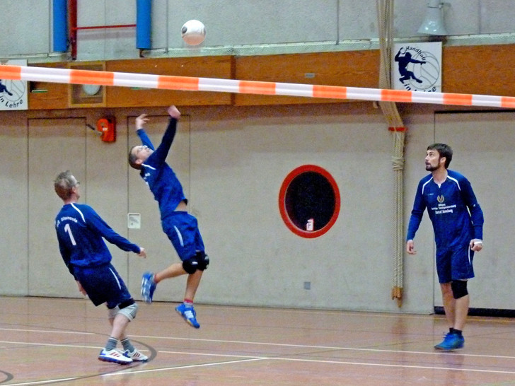 Benjamin Kamrad (Mitte) legt den Ball für Schlagmann Martin Stohr (rechts) vor, abgesichert von Ralf Büsselmann (links). Foto: privat