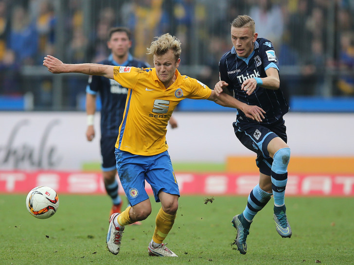 Marius Wolf (TSV 1860 München) im Duell mit Nik Omladic (Eintracht Braunschweig). Foto: Agentur Hübner
