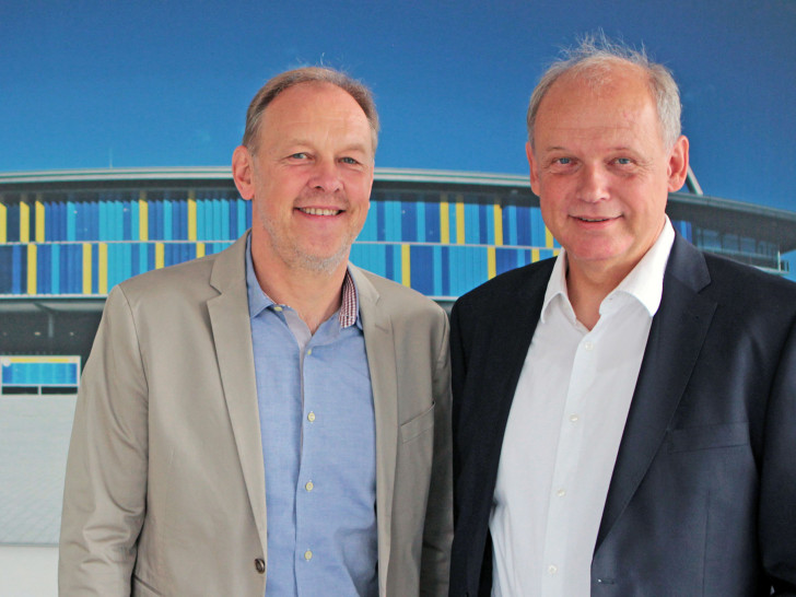 Frank Fiedler und Sebastian Ebel bei der Vertragsverlängerung. Foto: Eintracht Braunschweig
