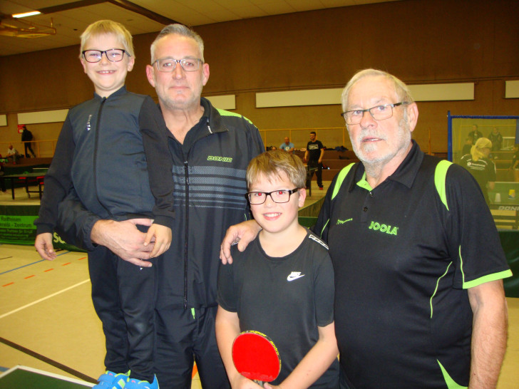 Lennart, Oliver, Luca und Hans-Jürgen Bieder (vlnr) kommen aus einer Tischtennis begeisterten Familie. Foto: Föniger