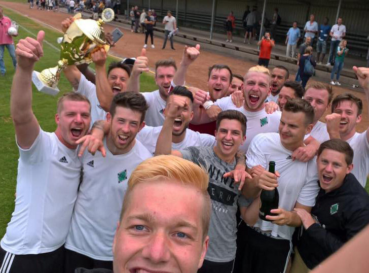Titelsammler-Selfie mit Pokal. 2017/2018 im NFV-Pokal dabei. Foto: privat/SSV