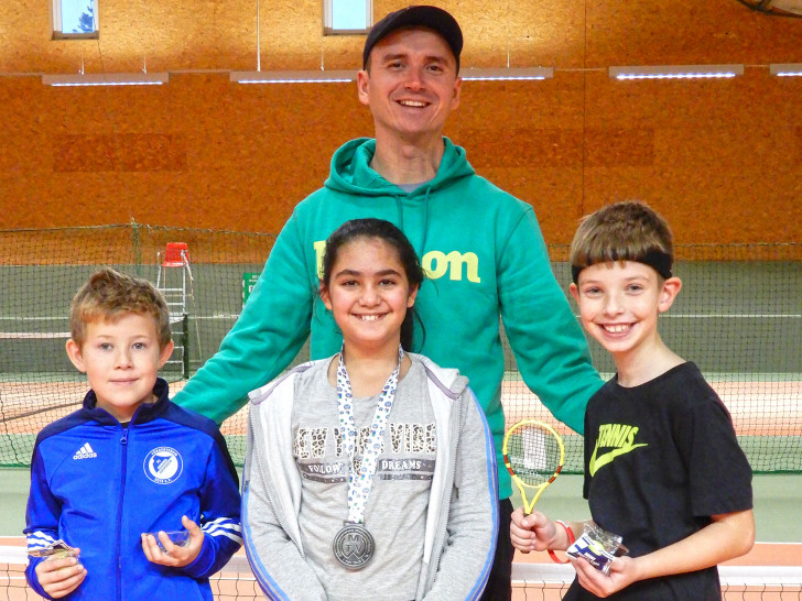 Bildunterschrift von links nach rechts.: Laurits Meier, Perin Mustafa und Karol Sabien mit Trainer Igor Djuranovic. Foto: MTV