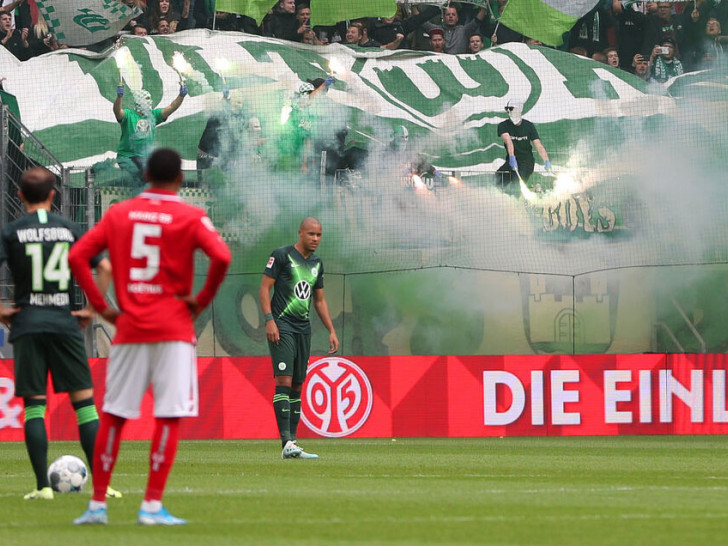 Zündelnde Fans des VfL Wolfsburg bekamen vor Anpfiff der Bundesliga-Partie in Mainz eine deutliche Ansage erteilt. Foto: imago/regios24