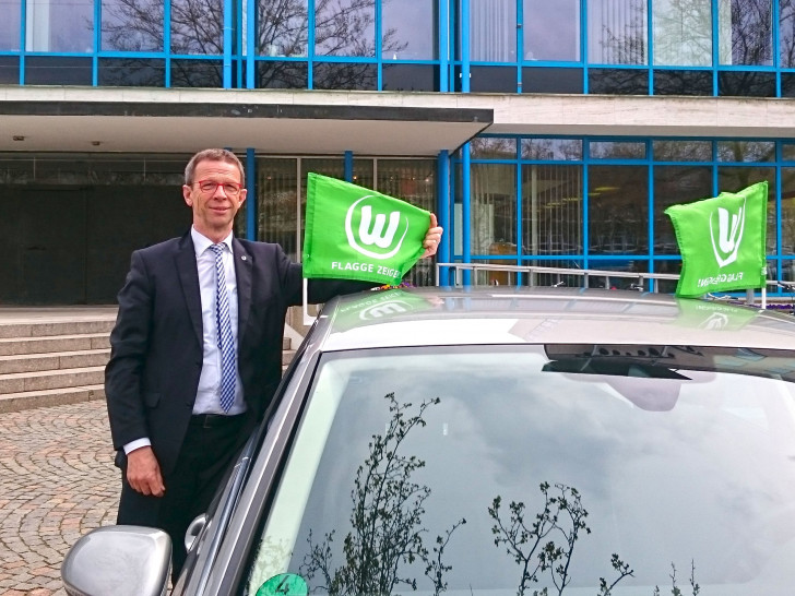 Wolfsburgs Oberbürgermeister Klaus Mohrs beteiligt sich gerne an der Aktion. Foto: VfL Wolfsburg