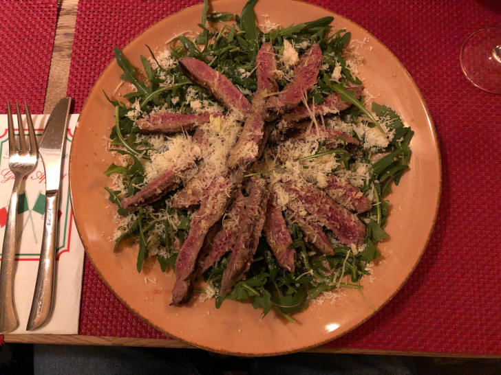 Rosa gebratenes und in Streifen geschnittenes Rumpsteak auf Rucola-Salat. Unsere Redaktion hat diese Variante in Salzgitter-Thiede entdeckt. Fotos: Marc Angerstein