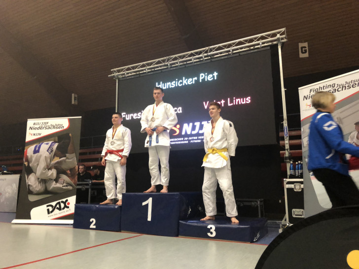 Piet Hunsicker (Mitte) Mischt die Herrenklasse und wird Landesmeister Foto: HSV Helmstedt