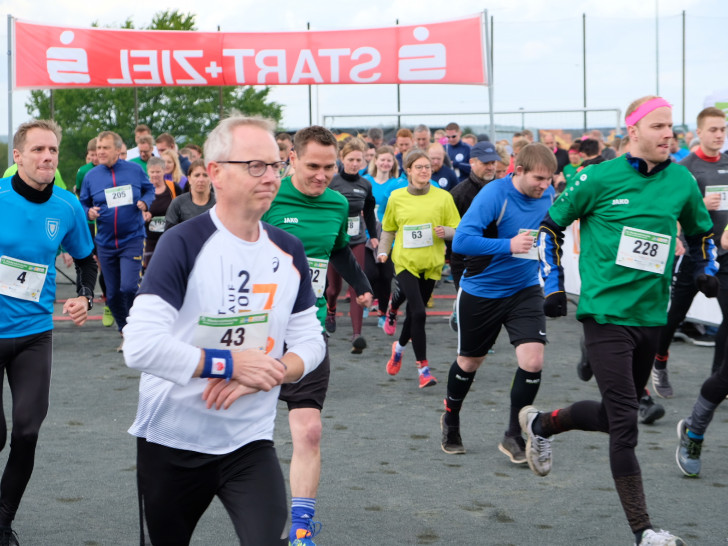 Rund 240 Läuferinnen und Läufer gingen bei der 15. Auflage der Kreis-Laufmeisterschaften an den Start. Nach vielen Jahren in der norddeutschen Tiefebene wurde der Lauf erstmals im Mittelgebirge ausgetragen. Foto: Landkreis Goslar