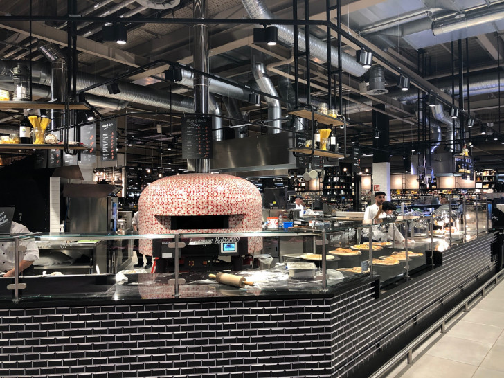Groß, offen und transparent: Die Marktküche in der Markthalle Braunschweig. Fotos: Marc Angerstein