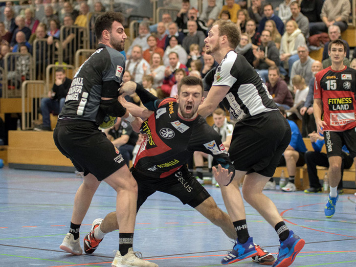 Eingekeilt: Marko Karaula wird von zwei Gegenspielern in die Zange genommen. Sein MTV verlor am Ende knapp. Fotos: Jan F. Helbig/PresseBlen.de