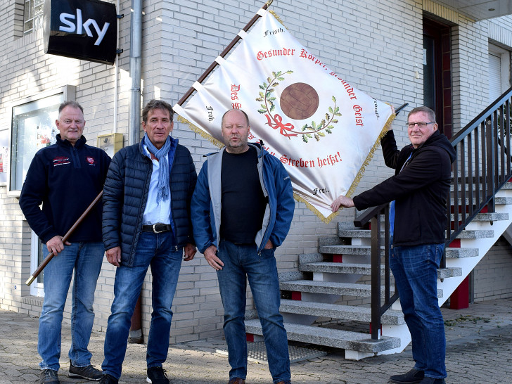 Neu beflaggt in Schladen (v.l.n.r.): Detlef Holzheuer, Lothar Eggers, Michael Plumenbohm, Hans-Jürgen Stellmach. Foto: Heiner Brandes