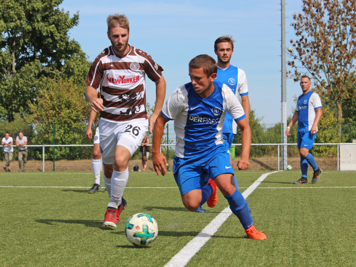 Björn Skrodsky (am Ball) und der SV Reislingen-Neuhaus treten in Hillerse an. Christian Ebeling und Freie Turner haben dagegen ein Freilos für Runde 3. Foto: Frank Vollmer
