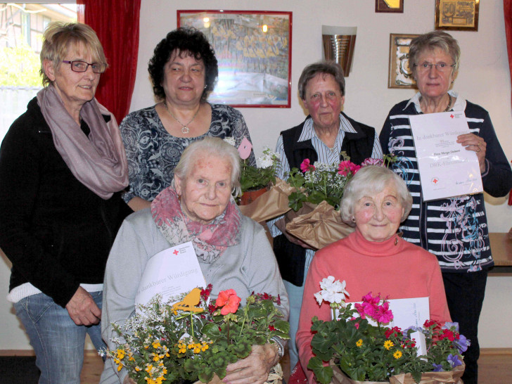 Die DRK-Mitglieder. Hinten von links: Jutta Adamski, Karin Rump, Marga Steinert, Rosemarie Schneider. Vorne von links: Dorothea Adamski, Hanna Grund