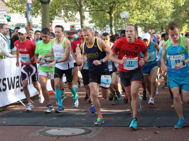 Um Punkt zehn Uhr fiel der Startschuss für den 12. Wolfsburg Marathon. Fotos: Eva Sorembik