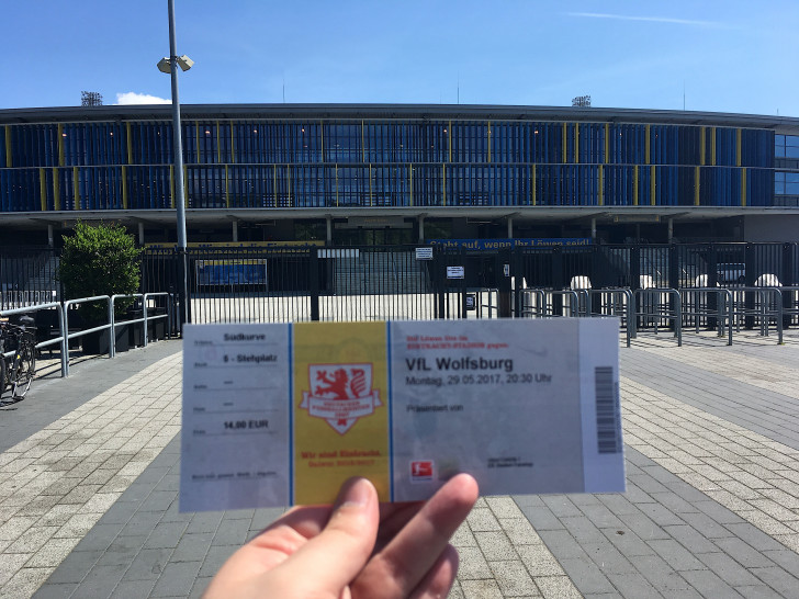 Das Objekt der Begierde: Auch zur Mittagszeit standen die Dauerkartenbesitzer bis zu einer Stunde Schlange, um eine Karte für das Relegationsheimspiel gegen Wolfsburg zu bekommen. Fotos: Alexander Dontscheff